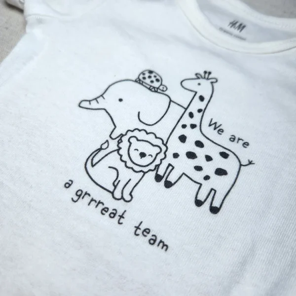 بادی آستین کوتاه طرح گریت تیم برند h&m