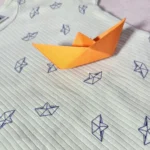 خرید بادی آستین کوتاه کبریتی طرح قایق کاغذی برند ergee