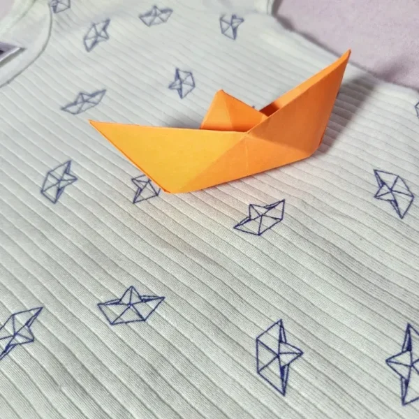 خرید بادی آستین کوتاه کبریتی طرح قایق کاغذی برند ergee