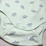 قیمت بادی آستین کوتاه کبریتی طرح قایق کاغذی برند ergee