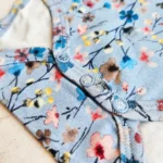 بادی دخترانه آستین کوتاه طرح گل رنگ آبی نیم ایت