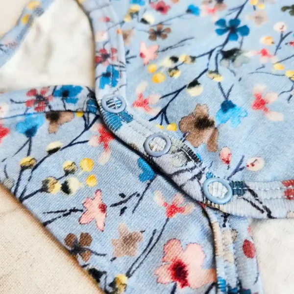 بادی دخترانه آستین کوتاه طرح گل رنگ آبی نیم ایت