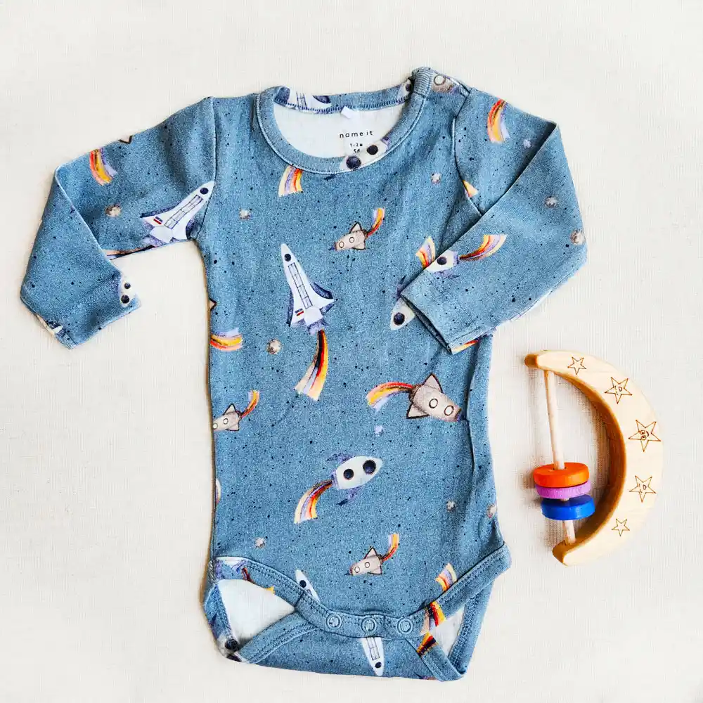 بادی پسرانه آستین بلند طرح موشک رنگ آبی برند name it