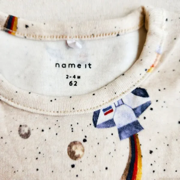 خرید بادی پسرانه آستین بلند طرح موشک رنگ کرم برند name it