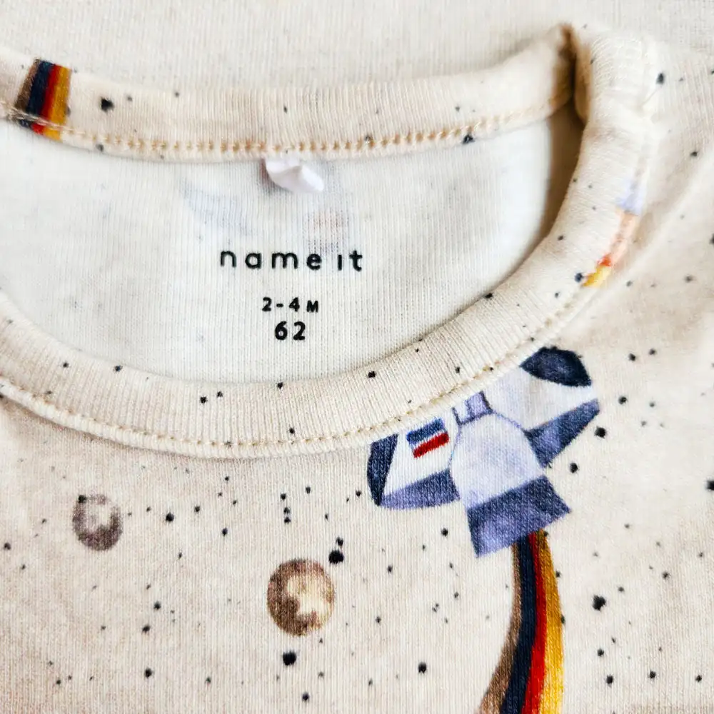 خرید بادی پسرانه آستین بلند طرح موشک رنگ کرم برند name it