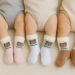 جوراب ساقدار استپ دار طرح خرس برند gap در پاهای کودک