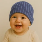 کلاه نوزادی طرح راه راه برند کارترز روی سر بچه