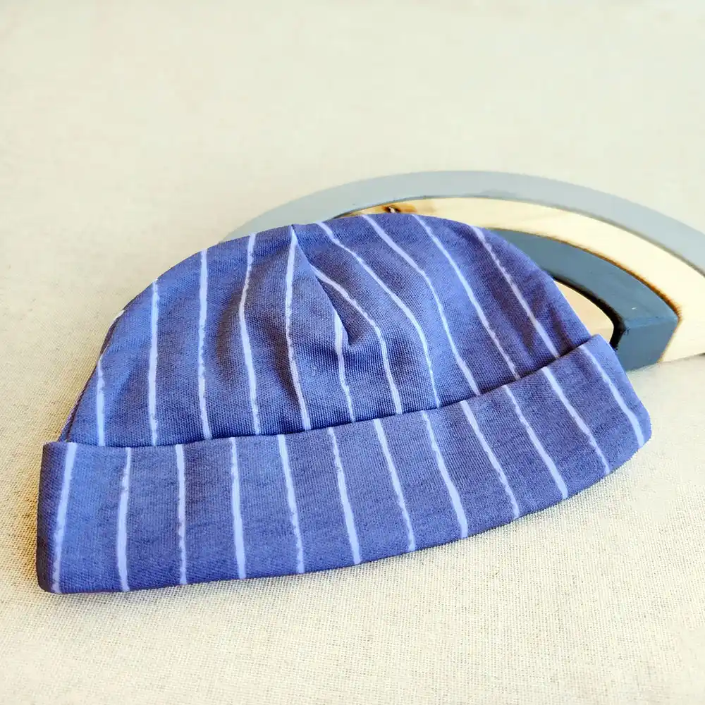 کلاه نوزادی طرح راه راه برند کارترز