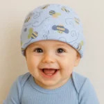 کلاه نوزادی طرح زنبور برند کارترز روی سر بچه