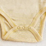 بادی آستین کوتاه جلو دکمه دار طرح راه راه رنگ سفید و زرد برند Kiabi