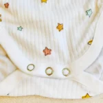 بادی آستین کوتاه جلو دکمه کبریتی طرح ستاره رنگ سفید