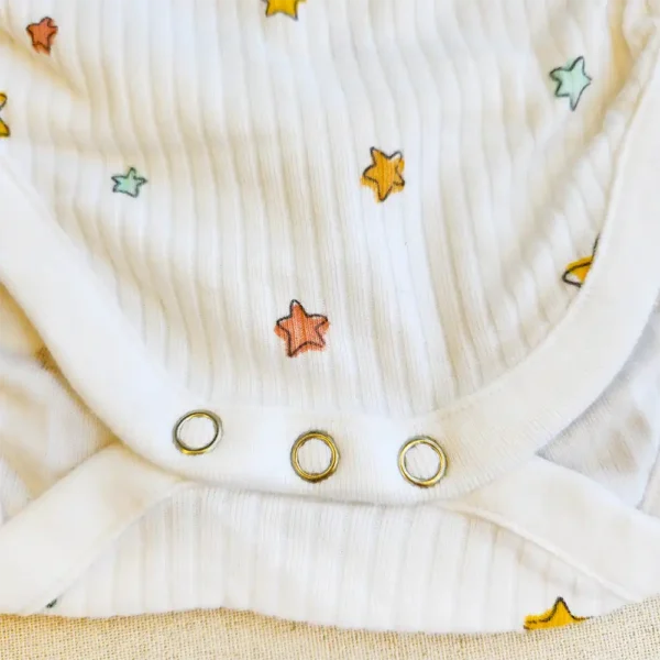 بادی آستین کوتاه جلو دکمه کبریتی طرح ستاره رنگ سفید