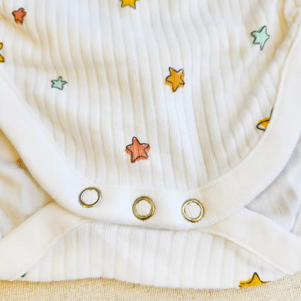 بادی آستین کوتاه جلو دکمه کبریتی طرح ستاره رنگ سفید