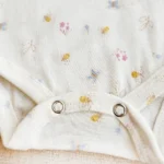 بادی آستین کوتاه خارجی طرح گل و زنبور رنگ سفید برند Teddy Boom