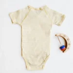 بادی آستین کوتاه وارداتی جلو دکمه دار طرح راه راه رنگ سفید و زرد Kiabi