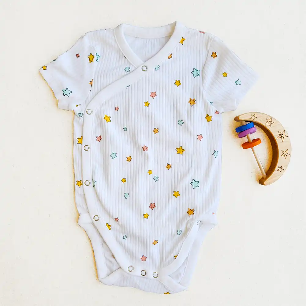 بادی آستین کوتاه وارداتی جلو دکمه کبریتی طرح ستاره رنگ سفید