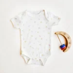 بادی آستین کوتاه وارداتی طرح گل و زنبور رنگ سفید برند Teddy Boom