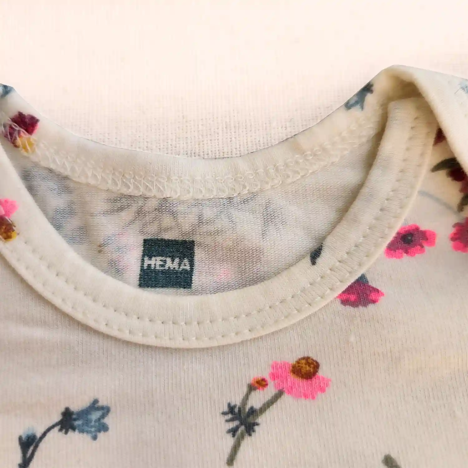 بادی آستین بلند طرح گل های رنگی رنگ سفید برند HEMA