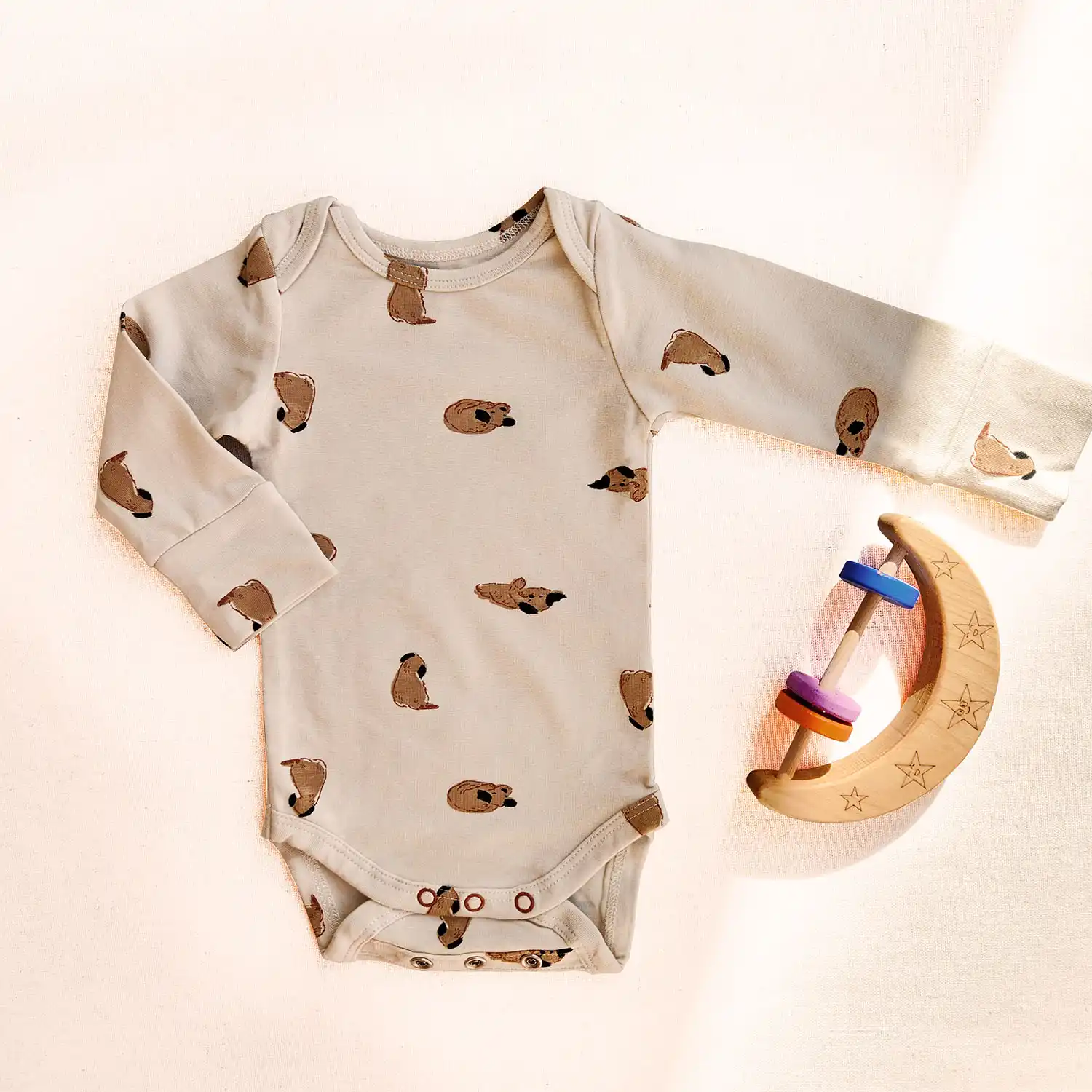 بادی آستین بلند طرح هاپوهای بامزه رنگ کرم برند HEMA بادی آستین بلند طرح هاپوهای بامزه رنگ کرم برند HEMA