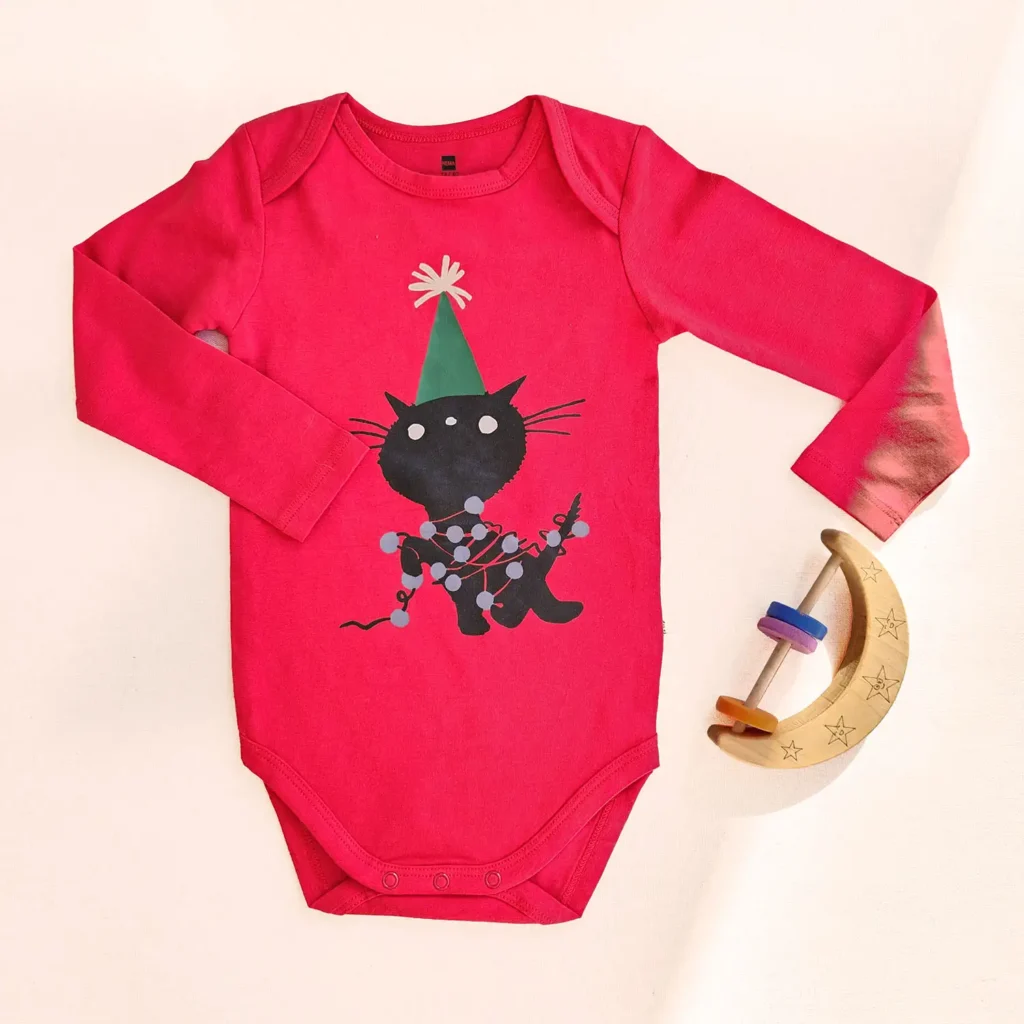 بادی آستین بلند طرح گربه کریسمسی رنگ قرمز برند HEMA