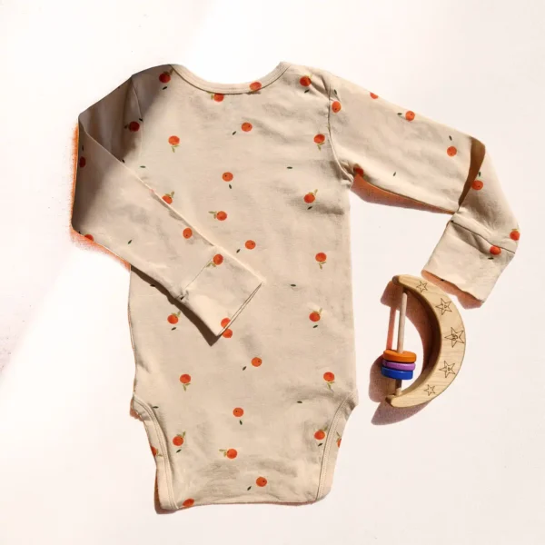 بادی پاییزه آستین بلند طرح نارنگی رنگ کرم برند HEMA