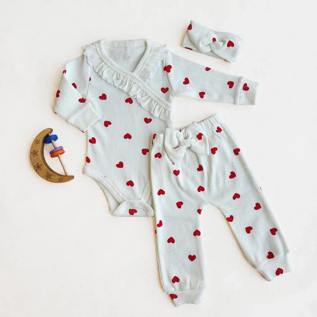 ست بادی آستین بلند کبریتی و شلوار به همراه هدبند طرح قلبی رنگ سفید