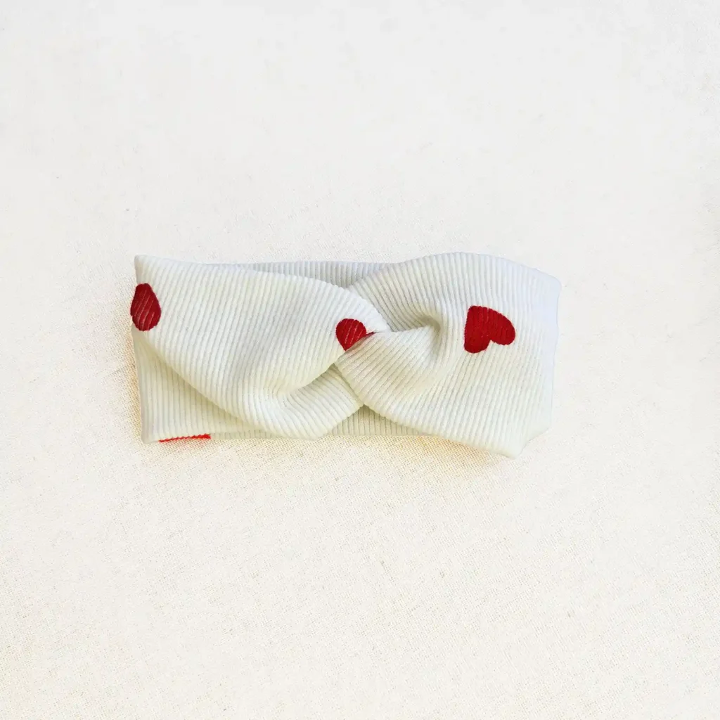 ست بادی آستین بلند کبریتی و شلوار به همراه هدبند طرح قلبی سفید