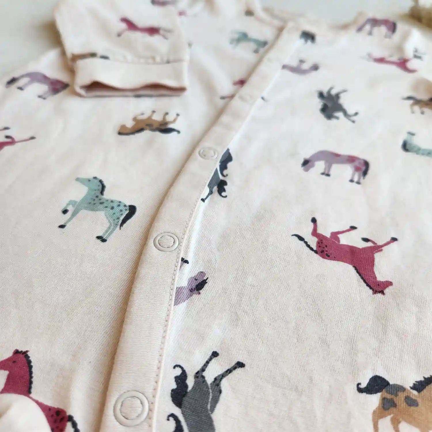 سرهمی وارداتی طرح اسب رنگ کرم کد 10301