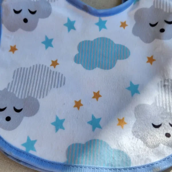 پیشبند نوزادی طرح ابر و ستاره رنگ سفید برند کارترز