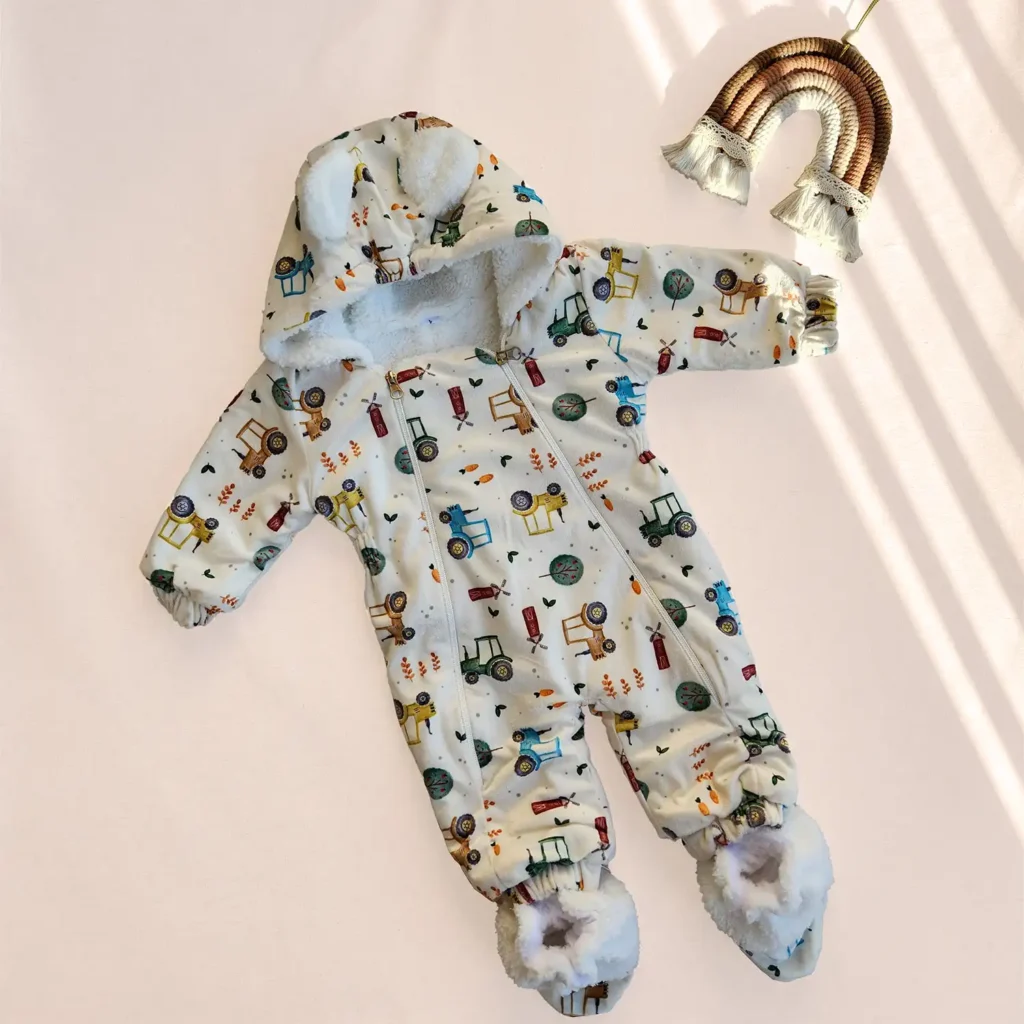 کاپشن سرهمی مخمل کلاه دار به همراه پاپوش طرح ماشین رنگ سفید