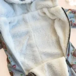 کاپشن سرهمی مخمل کلاهدار به همراه پاپوش طرح خرسی رنگ آبی-طوسی