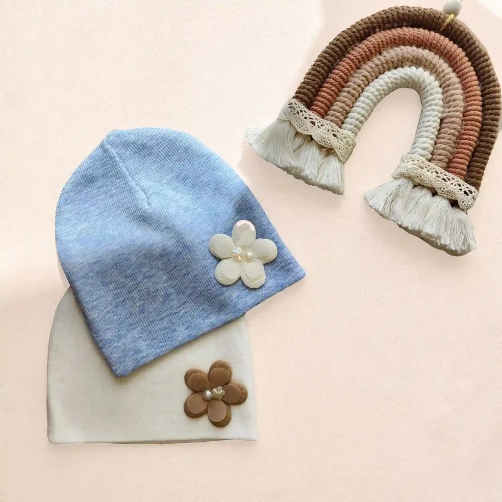 کلاه نوزادی کشبافت طرح گل مرواریدی