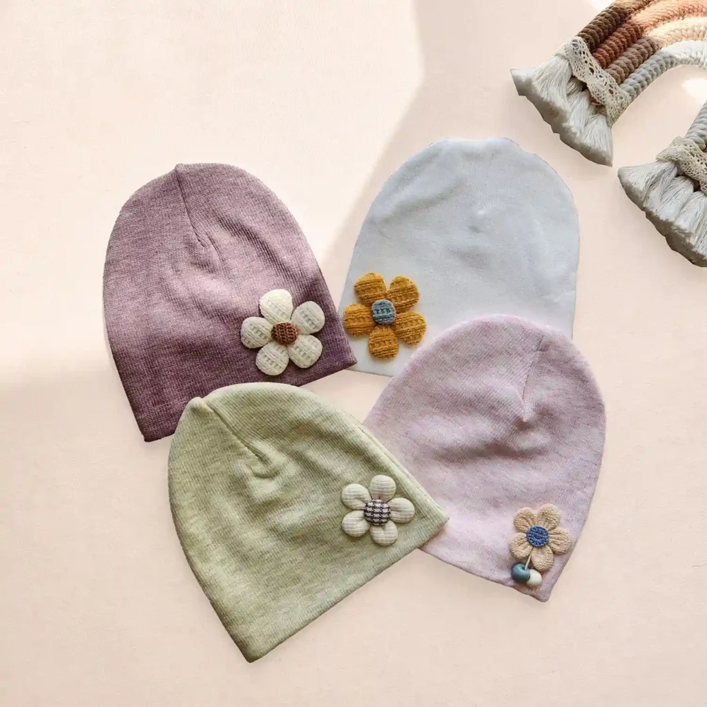 کلاه نوزادی کشبافت مدل گل دکمه ای
