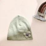 کلاه نوزادی کشبافت مدل گل دکمه ای رنگ سبز