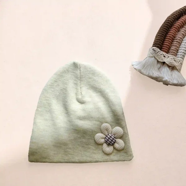 کلاه نوزادی کشبافت مدل گل دکمه ای رنگ سبز