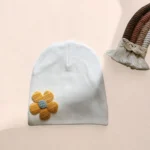 کلاه نوزادی کشبافت مدل گل دکمه ای زرد رنگ سفید