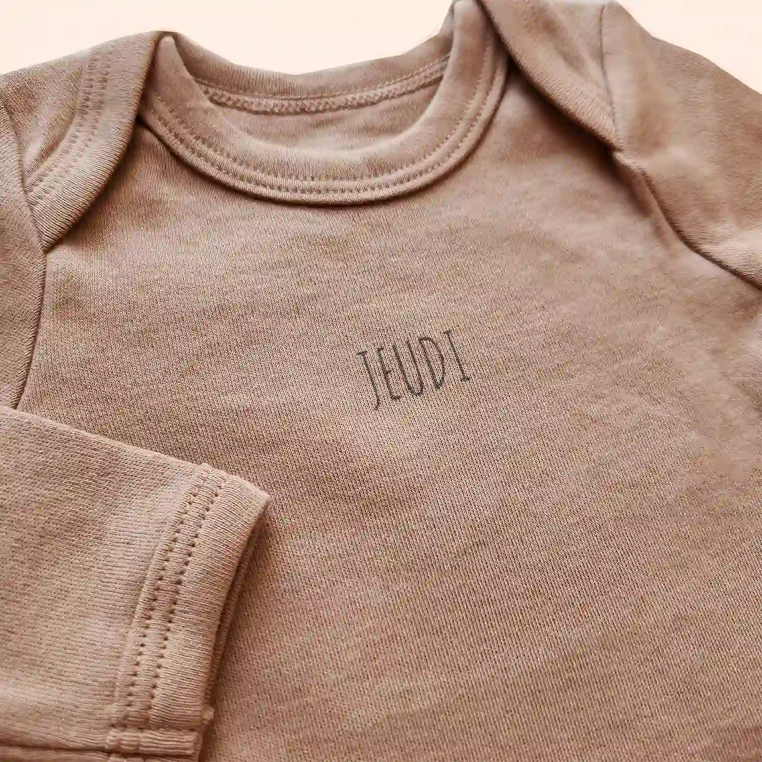 بادی آستین بلند طرح JEUDI رنگ شکلاتی برند Vertbaudet