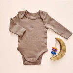 بادی آستین بلند طرح JEUDI رنگ شکلاتی برند vertbaudet