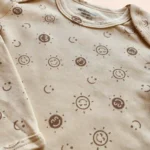 بادی آستین بلند طرح خورشید خندان رنگ کرم برند ورت بایودت