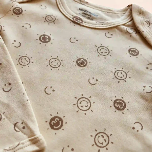 بادی آستین بلند طرح خورشید خندان رنگ کرم برند ورت بایودت