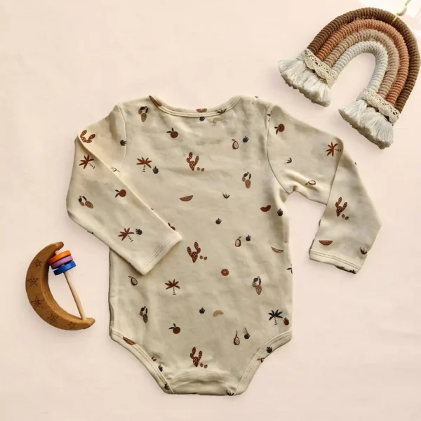 بادی آستین بلند طرح کویر کوچولو رنگ کرم برند ورت بایودت