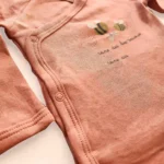 بادی آستین بلند یقه هفت طرح زنبور رنگ صورتی vertbaudet