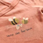 بادی آستین بلند یقه هفت طرح زنبور رنگ صورتی برند ورت بایودت