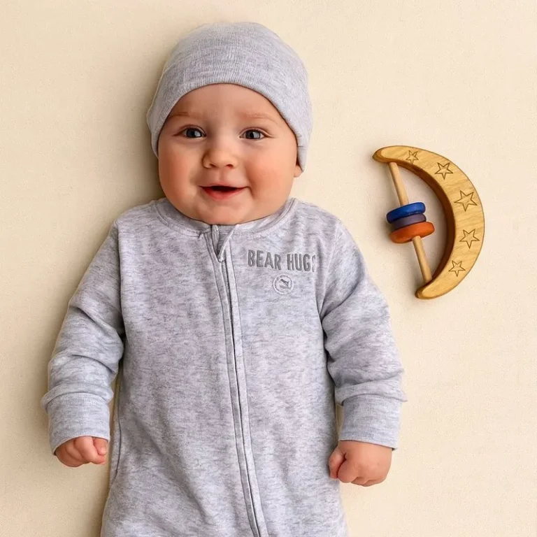 تن خور سرهمی نوزادی وارداتی دارای جوراب استپ دار طرح BEAR HUGS رنگ طوسی