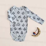 بادی آستین بلند وارداتی طرح پنگوئن های بامزه رنگ سفید برند C&A کد 10448