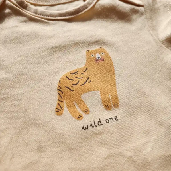 بادی آستین کوتاه طرح ببر رنگ کرم برند sinsay