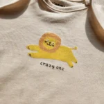 بادی آستین کوتاه طرح شیر رنگ شیری برند sinsay