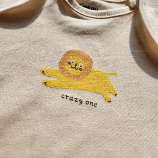 بادی آستین کوتاه طرح شیر رنگ شیری برند sinsay