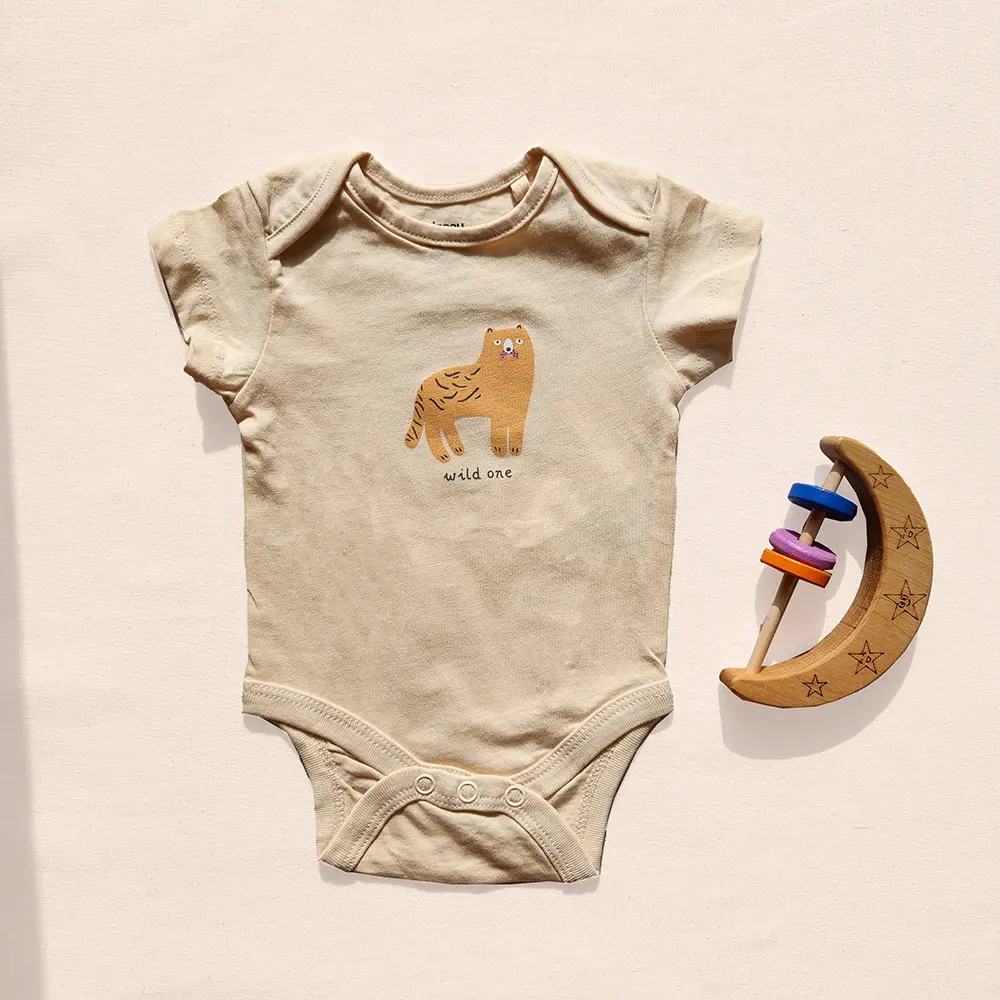 بادی آستین کوتاه وارداتی طرح ببر رنگ کرم برند sinsay