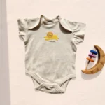 بادی آستین کوتاه وارداتی طرح شیر رنگ شیری برند sinsay